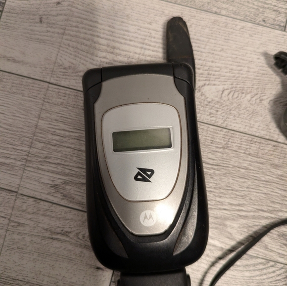 Motorola Black and Gray Flip Phone with Charger - Picture 3 of 6